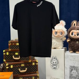 领口字母黑色短袖 T 恤